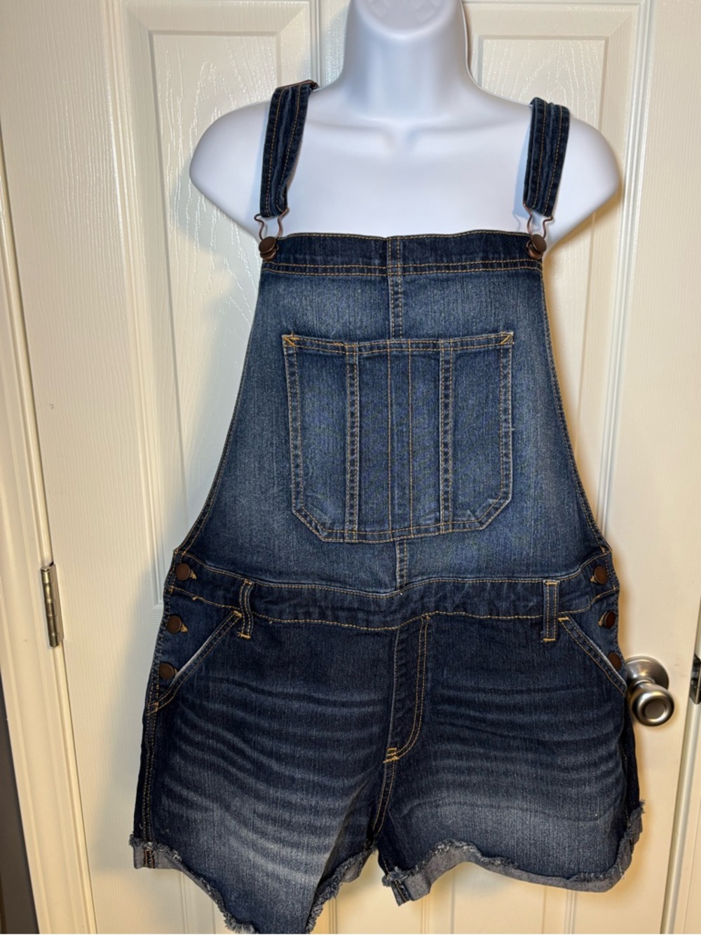 No Boundaries denim overalls with adjustable straps and pockets. Size: XXL